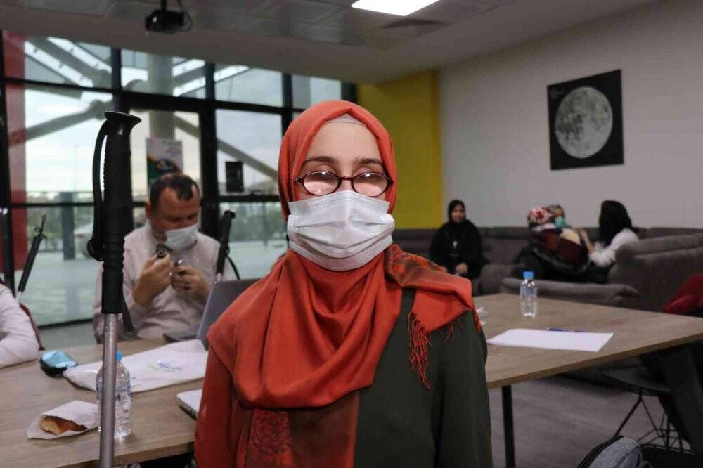 Görmeyen öğrencilerin gözleri oluyorlar