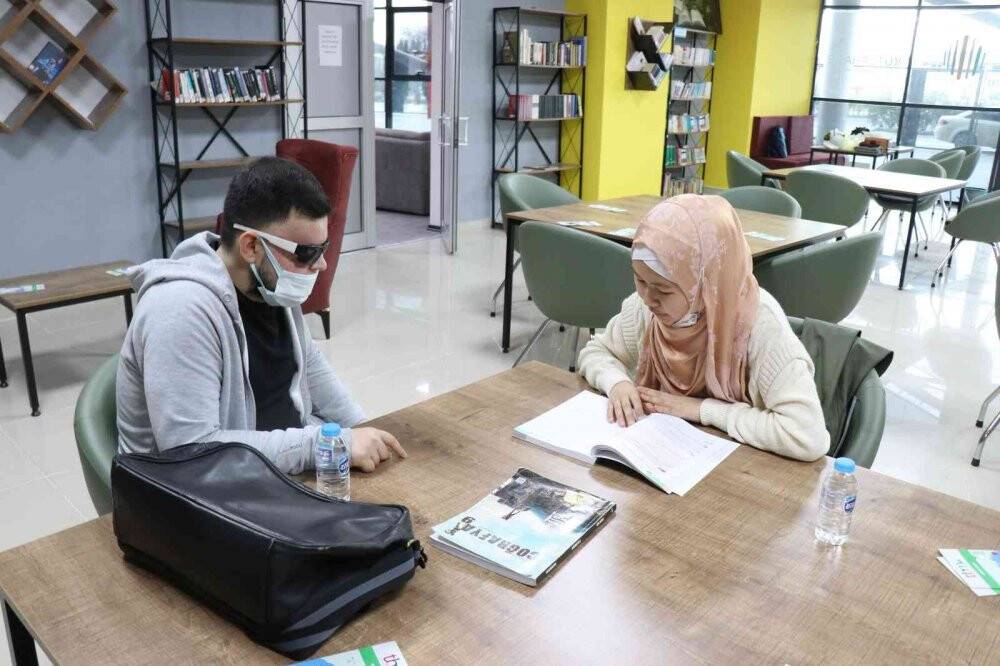 Görmeyen öğrencilerin gözleri oluyorlar