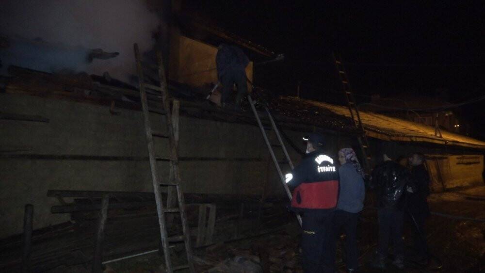İki katlı ahşap ev ve ahır yangına teslim oldu