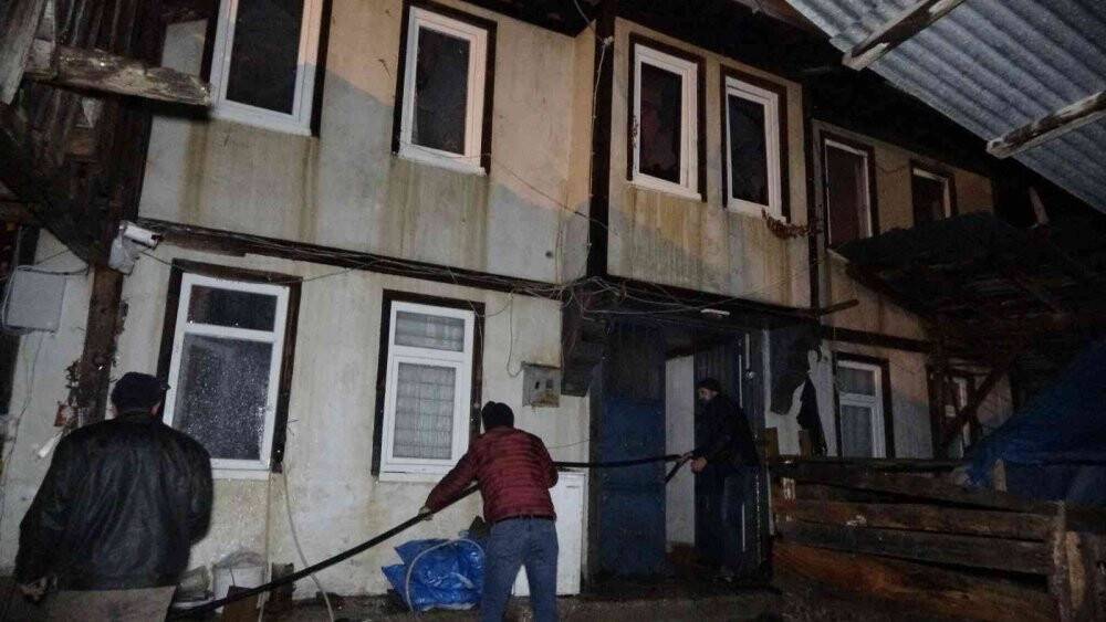 İki katlı ahşap ev ve ahır yangına teslim oldu