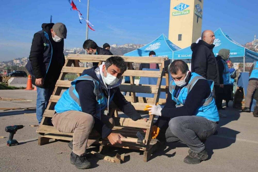 Sokak hayvanları için atık paletlerden kulübe yapıyorlar