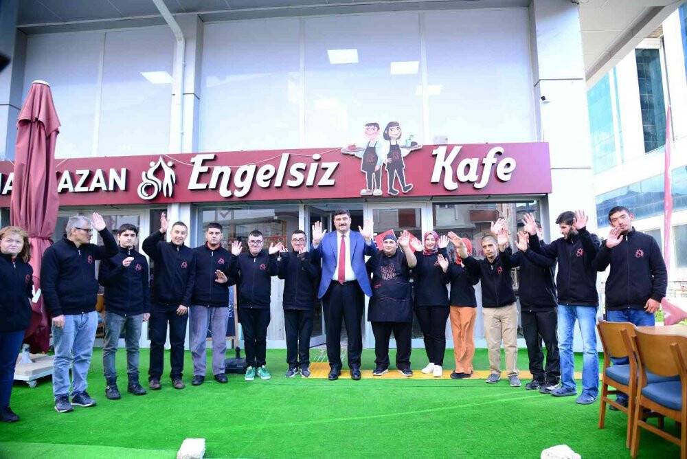 Soluk borusuna yemek kaçan minik kızı kurtardı