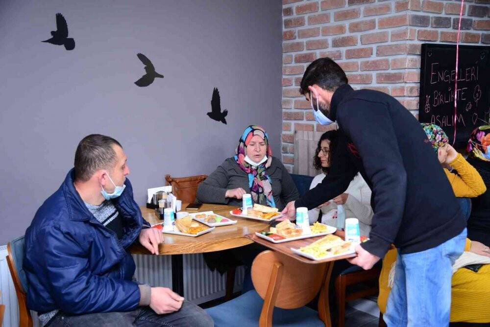 Soluk borusuna yemek kaçan minik kızı kurtardı