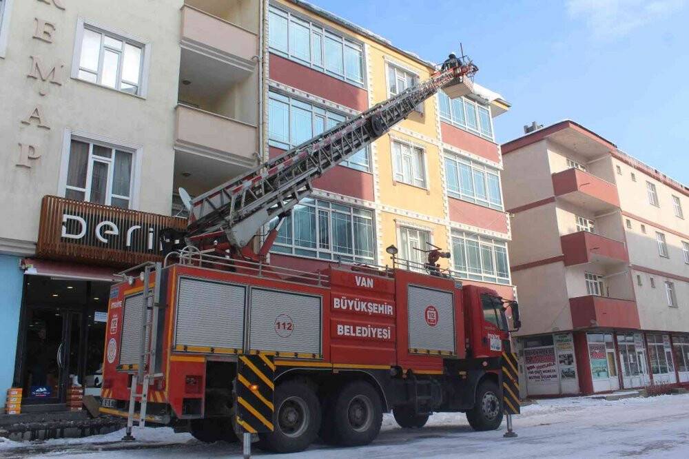 Tehlike saçan buz kütleleri temizlendi