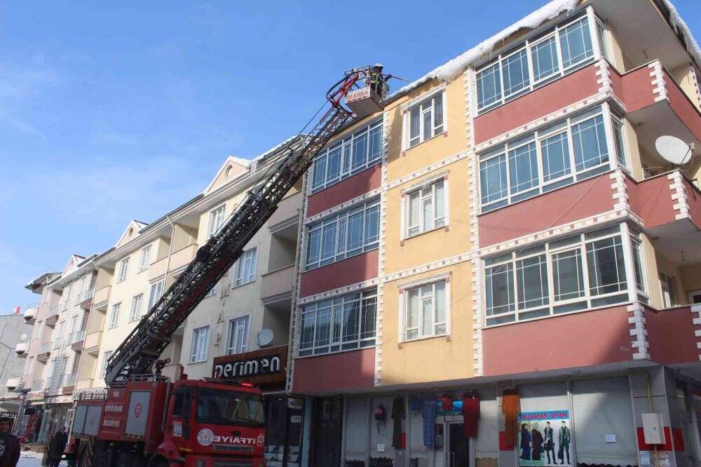 Tehlike saçan buz kütleleri temizlendi