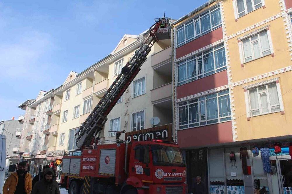 Tehlike saçan buz kütleleri temizlendi