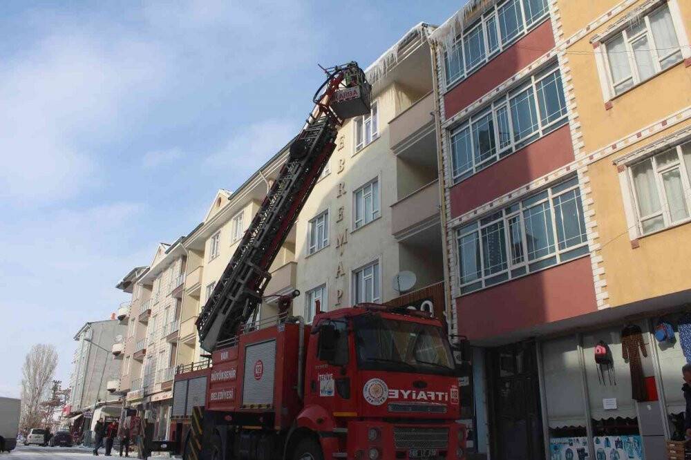 Tehlike saçan buz kütleleri temizlendi