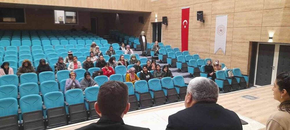 Üniversite öğrencileri kurslar hakkında bilgilendirildi