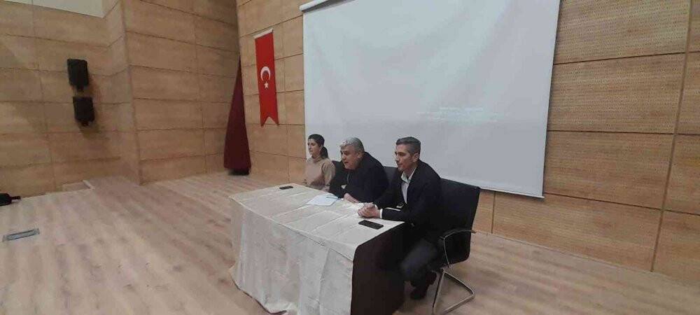 Üniversite öğrencileri kurslar hakkında bilgilendirildi