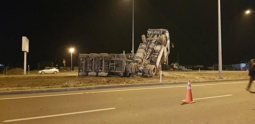 Konya yolunda kum yüklü tır ile otomobil çarpıştı: 1 ağır yaralı