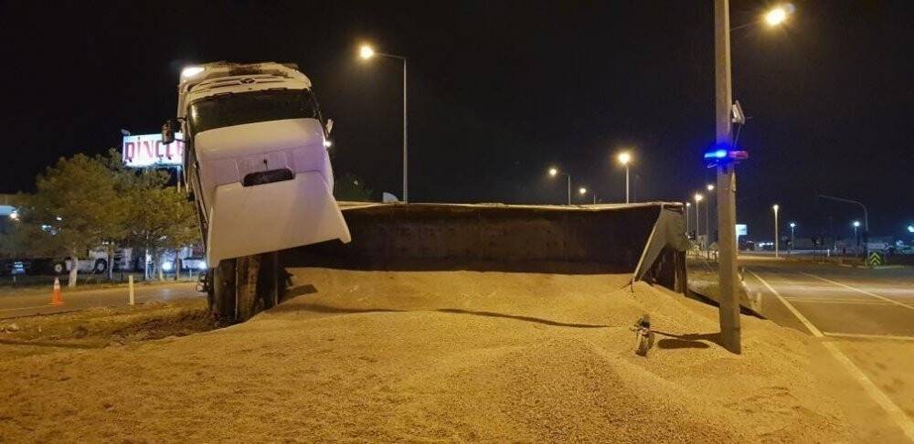 Konya yolunda kum yüklü tır ile otomobil çarpıştı: 1 ağır yaralı