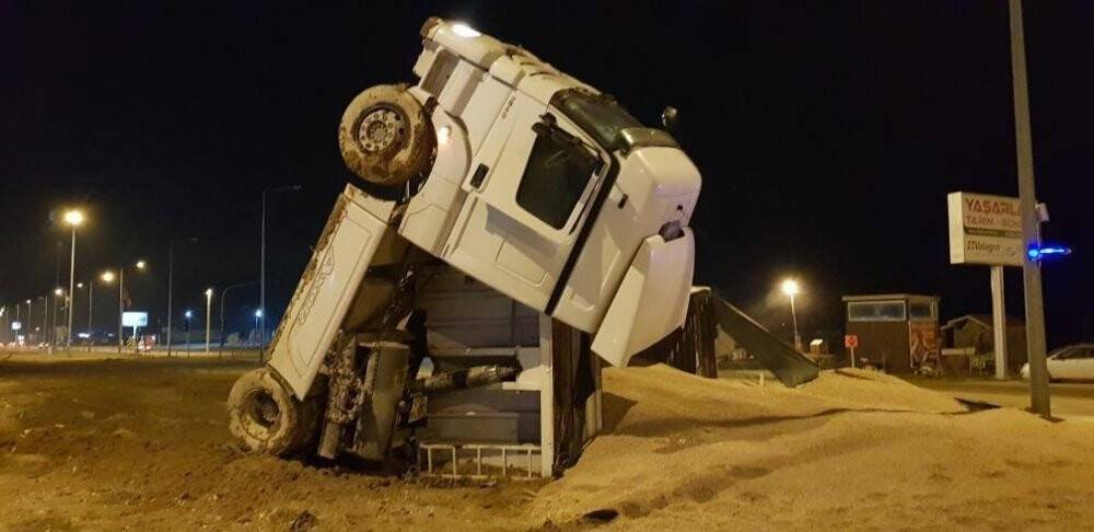 Konya yolunda kum yüklü tır ile otomobil çarpıştı: 1 ağır yaralı