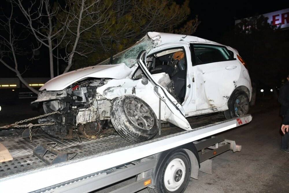 Konya yolunda kum yüklü tır ile otomobil çarpıştı: 1 ağır yaralı