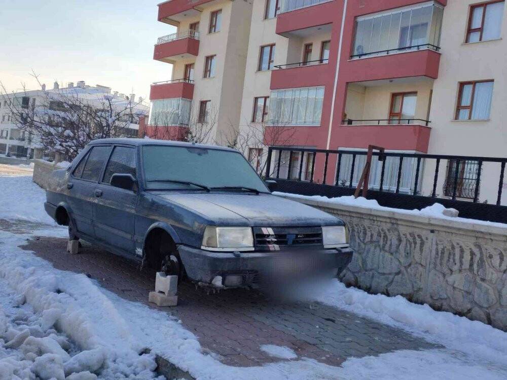 Konya’da 3 günde 4 aracın lastiklerini çalan hırsızlar yakalandı