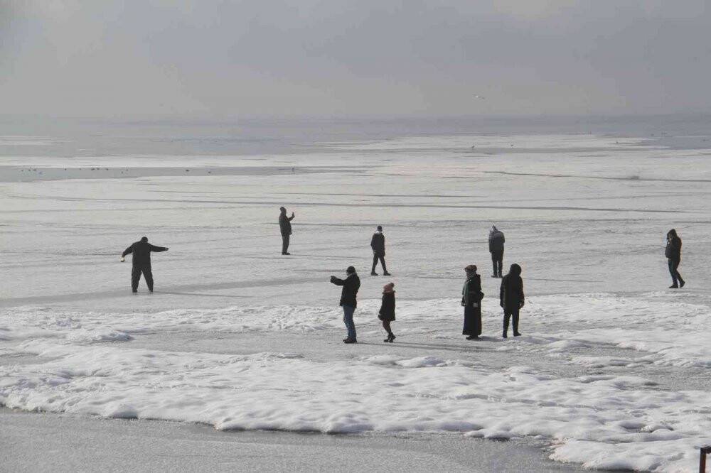 Buz tutan gölde tehlikeye rağmen yürüyüp bisiklet sürdüler