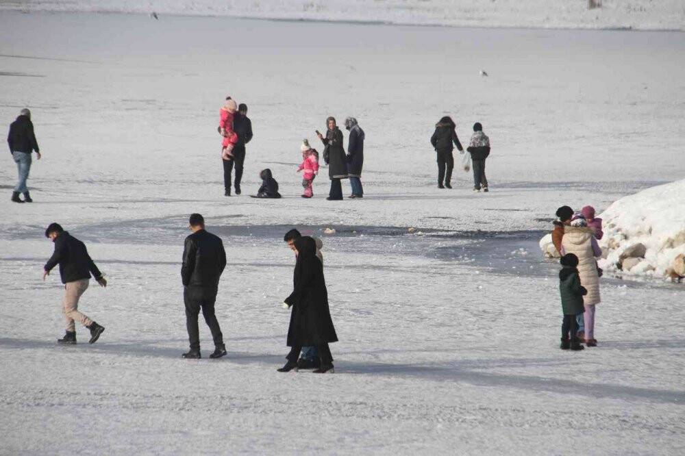 Buz tutan gölde tehlikeye rağmen yürüyüp bisiklet sürdüler