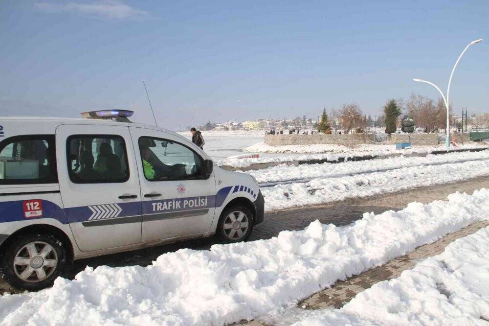 Buz tutan gölde tehlikeye rağmen yürüyüp bisiklet sürdüler