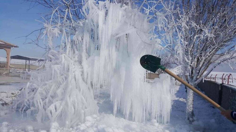 Çeşme borusu patladı söğüt ağacı buz ağaca döndü