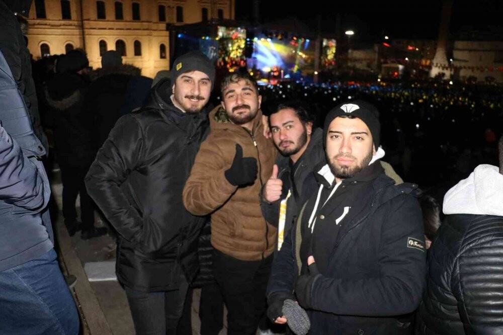 Dondurucu soğuğa aldırış etmediler