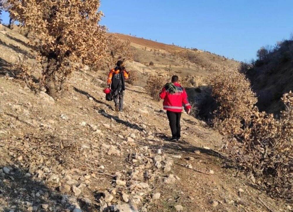 Hayvanlarını otlatan çoban kayalıklardan düşerek hayatını kaybetti