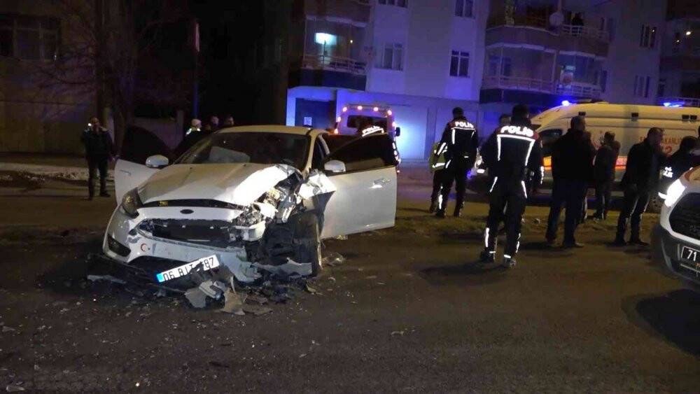 Kırıkkale’de iki otomobil kafa kafaya çarpıştı: 7 yaralı