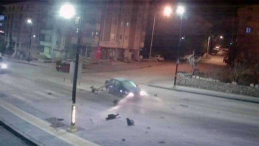Önünde kaza oldu, o yoluna devam etti