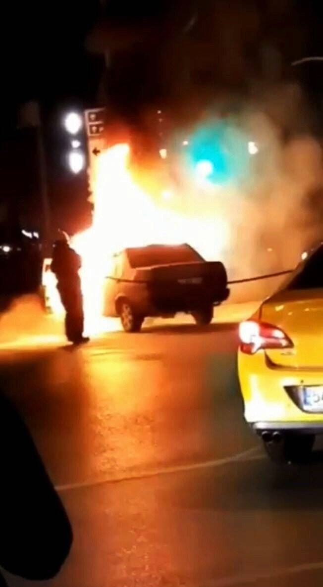 Otomobil cadde ortasında alev topuna döndü