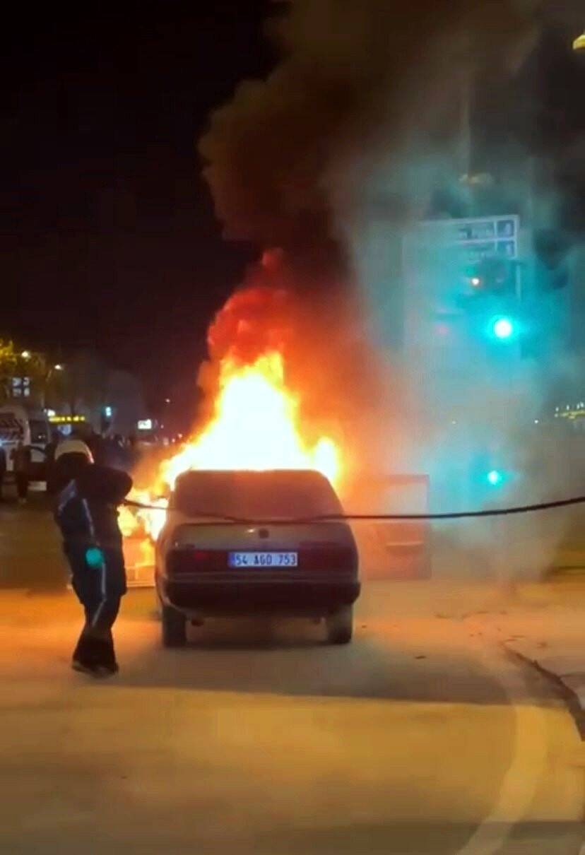 Otomobil cadde ortasında alev topuna döndü