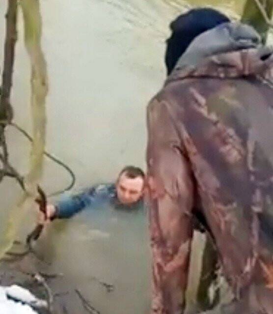 Suya düşen telefon için buz gibi suya girdi