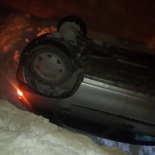 Yüksekova’da buzlu yoldan kayan araç su kanalına uçtu