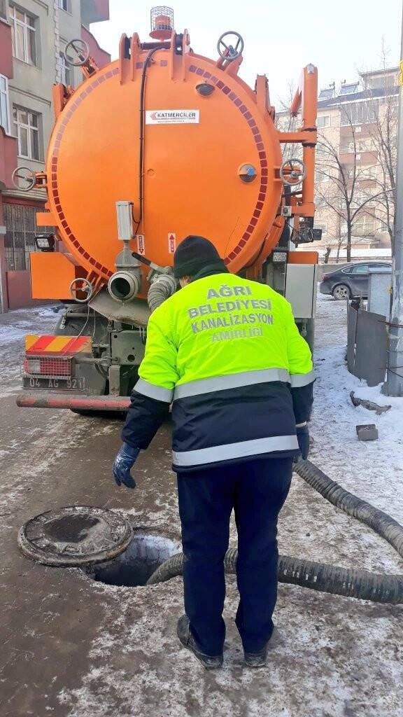 Ağrı Belediyesi eksi 27 derecede çalışmalarını sürdürüyor