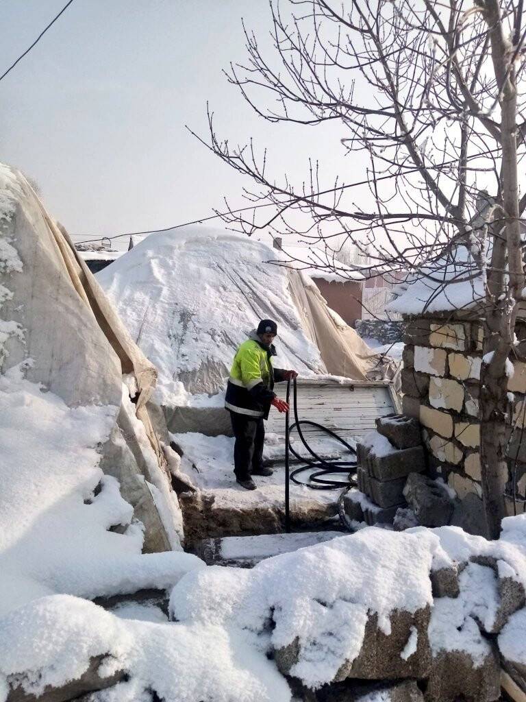 Ağrı Belediyesi eksi 27 derecede çalışmalarını sürdürüyor
