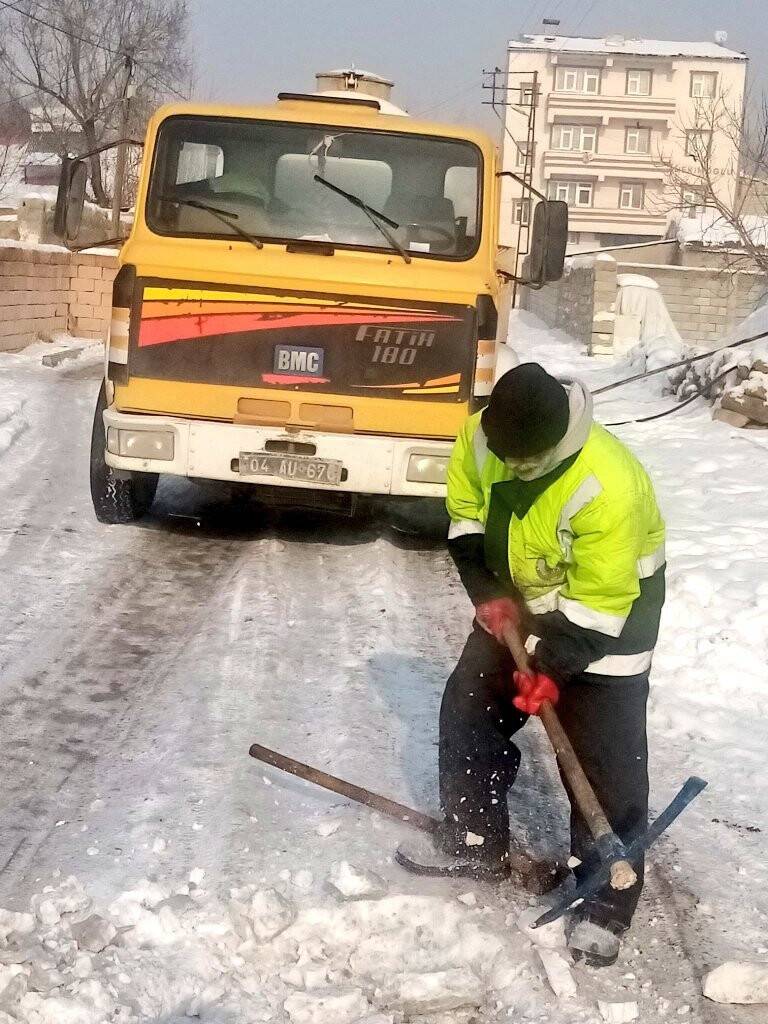 Ağrı Belediyesi eksi 27 derecede çalışmalarını sürdürüyor