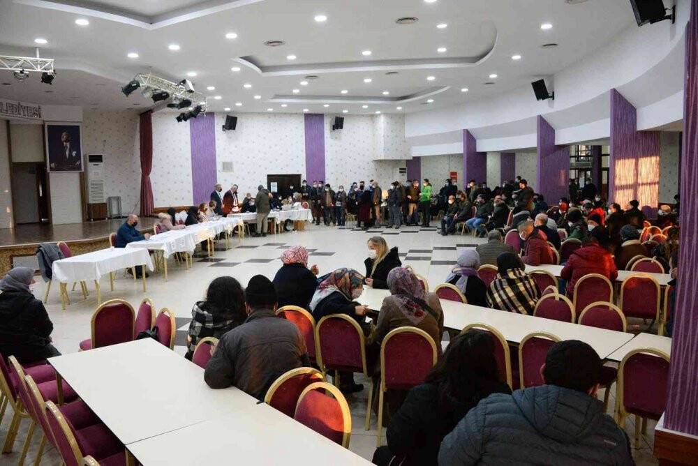 Bu kuyruğun sebebi düğün salonu kiralamak için