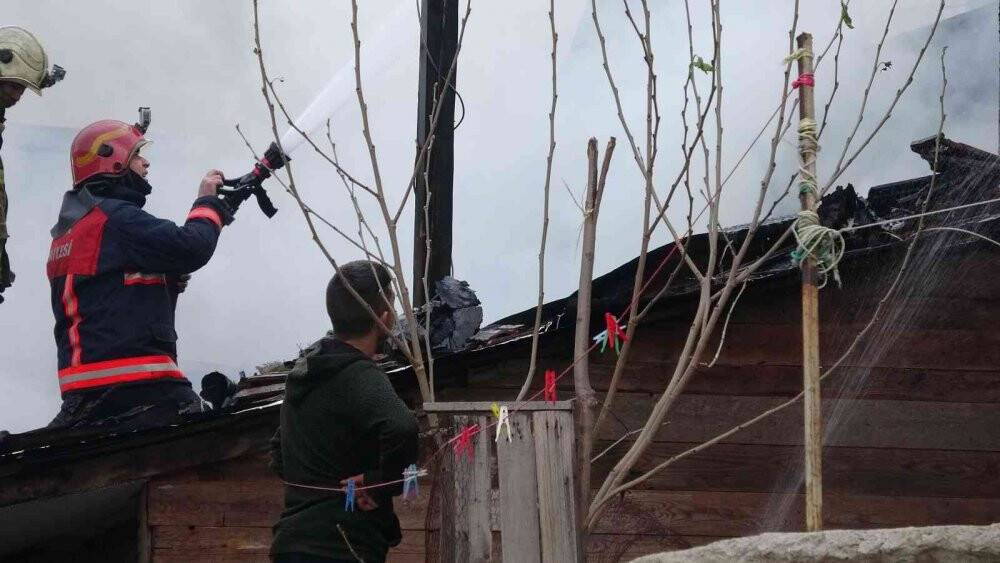 Bursa’da 2 ev alevlere teslim oldu...Kış ortasında evsiz kaldılar