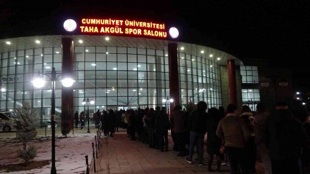 Eksi 6 derecede konser kuyruğu