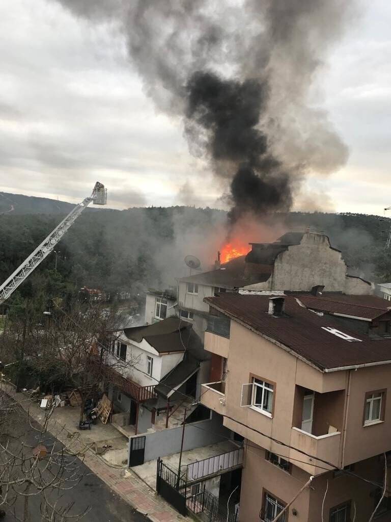 Eşiyle tartıştı, ailesinin bulunduğu evi ateşe verdi