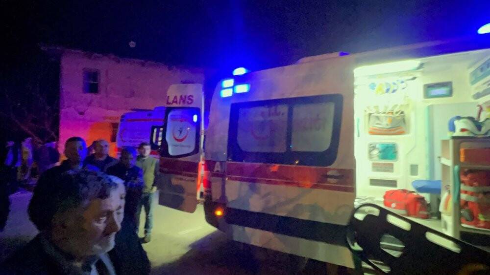 Freni boşalan kamyonet çocuk parkına daldı: 2 yaralı