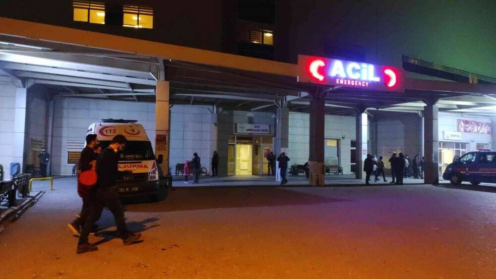 Şanlıurfa’da otomobil ile kamyonet çarpıştı: 12 yaralı