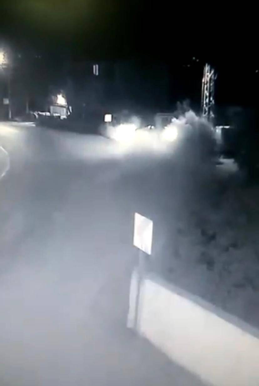Virajı alamayan cip bahçe duvarına girdi, o anlar güvenlik kamerasına yansıdı