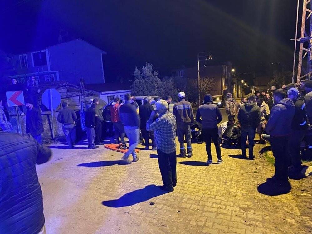 Virajı alamayan cip bahçe duvarına girdi, o anlar güvenlik kamerasına yansıdı