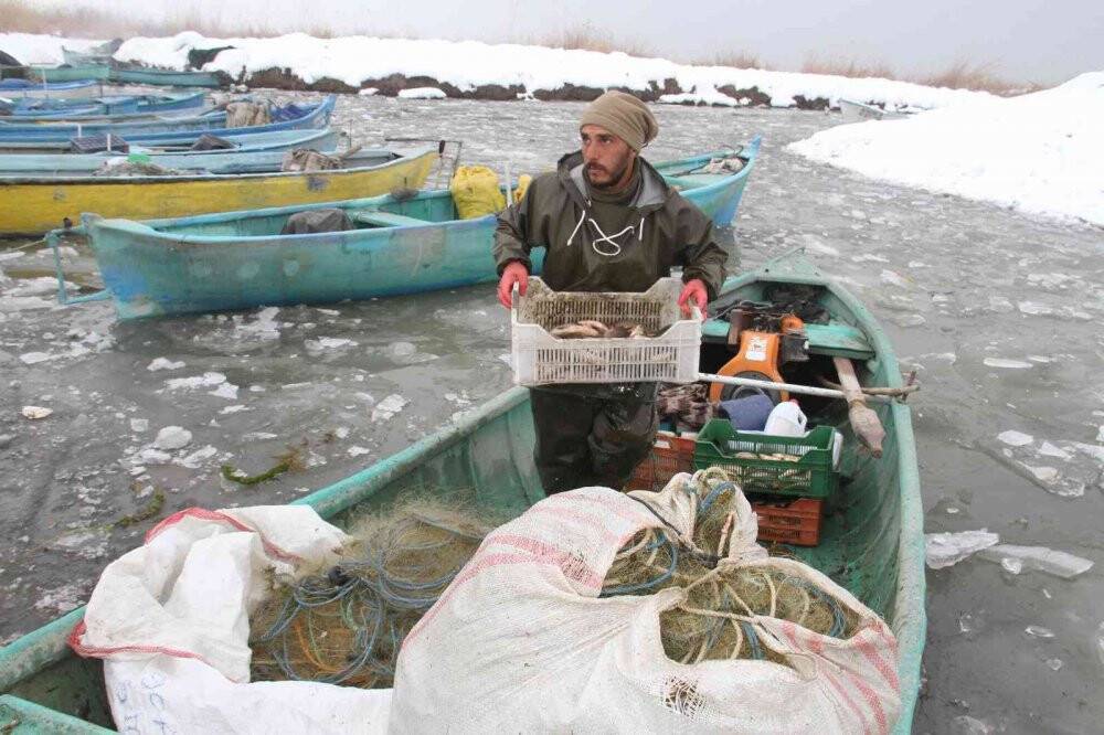 Beyşehir Gölü’ndeki balıkçıların buzla mücadelesi sürüyor