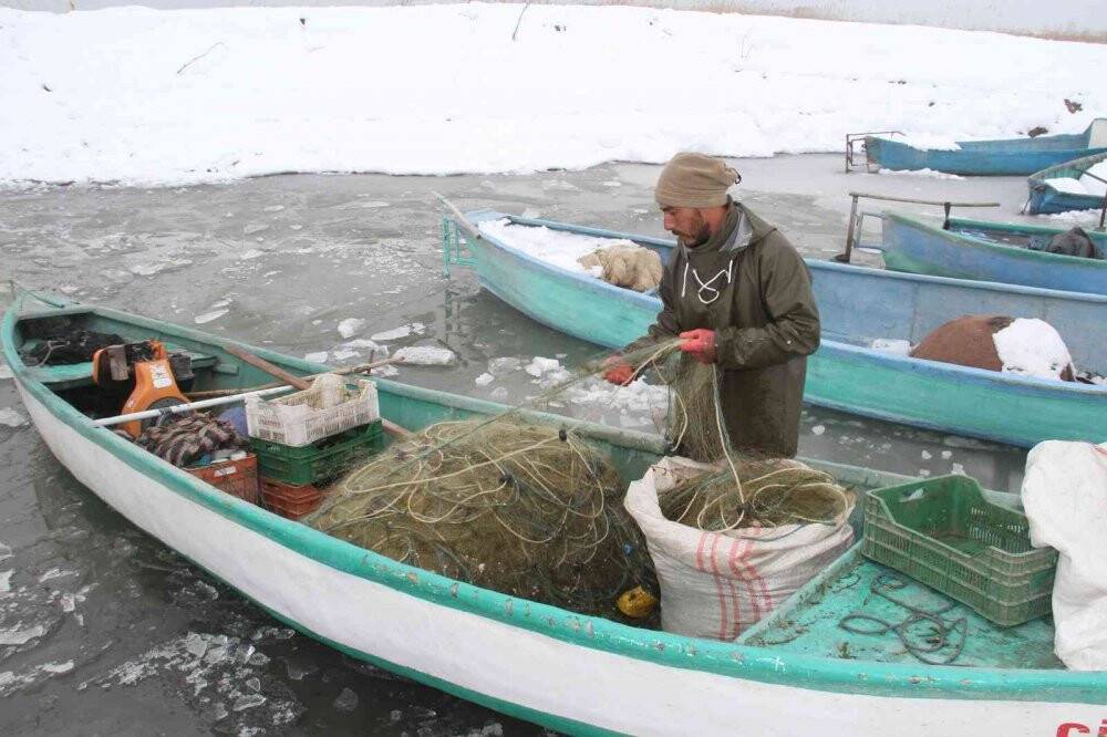 Beyşehir Gölü’ndeki balıkçıların buzla mücadelesi sürüyor