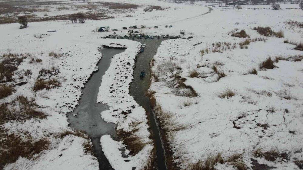 Beyşehir Gölü’ndeki balıkçıların buzla mücadelesi sürüyor