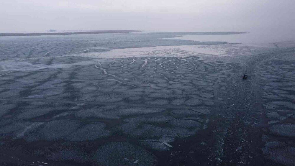 Beyşehir Gölü’ndeki balıkçıların buzla mücadelesi sürüyor