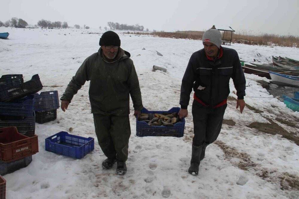 Beyşehir Gölü’ndeki balıkçıların buzla mücadelesi sürüyor