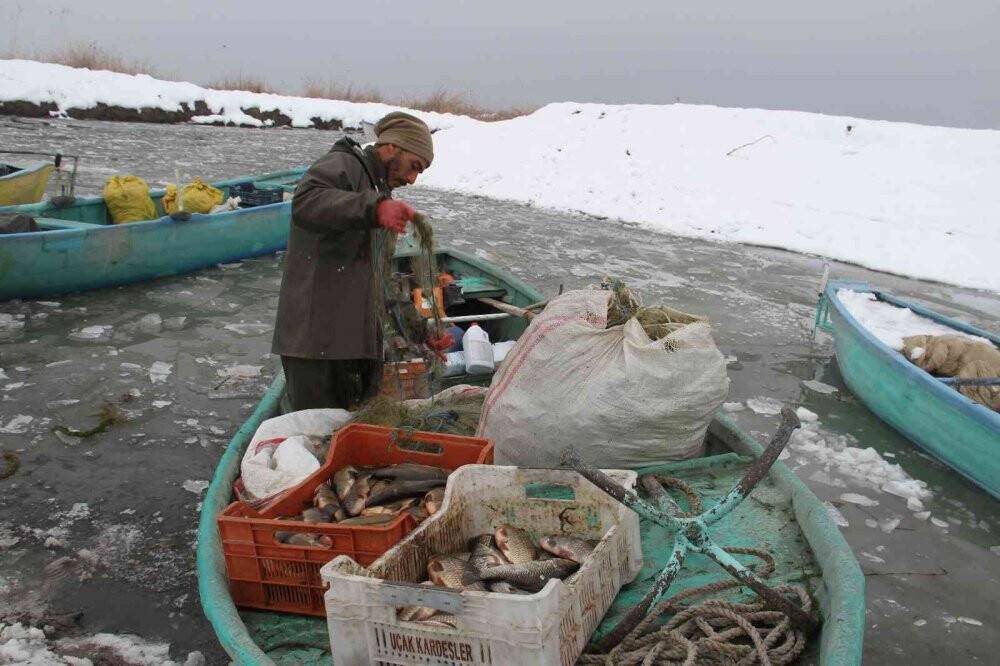 Beyşehir Gölü’ndeki balıkçıların buzla mücadelesi sürüyor