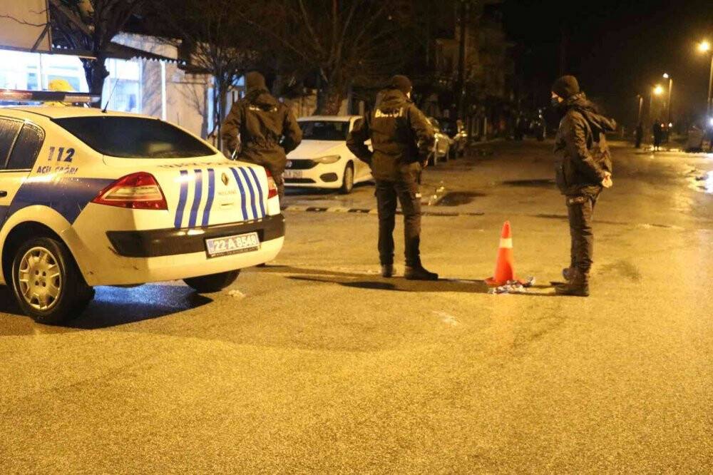 Edirne’de sel felaketi: Mahsur kalan aile ev eşyalarını kurtarmak için seferber oldu