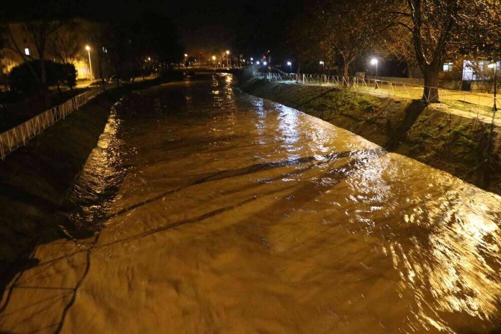Edirne’de sel felaketi: Mahsur kalan aile ev eşyalarını kurtarmak için seferber oldu