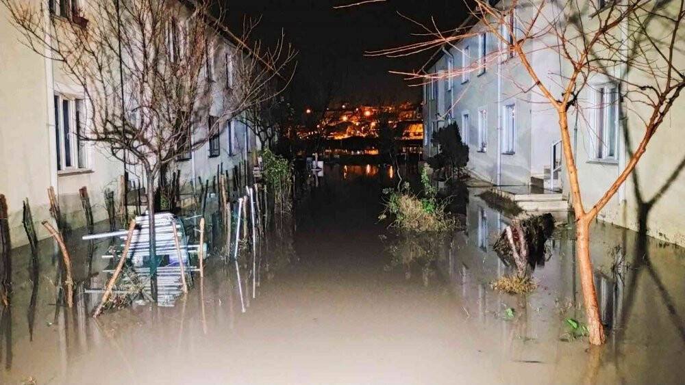 Edirne’de sel felaketi: Mahsur kalan aile ev eşyalarını kurtarmak için seferber oldu
